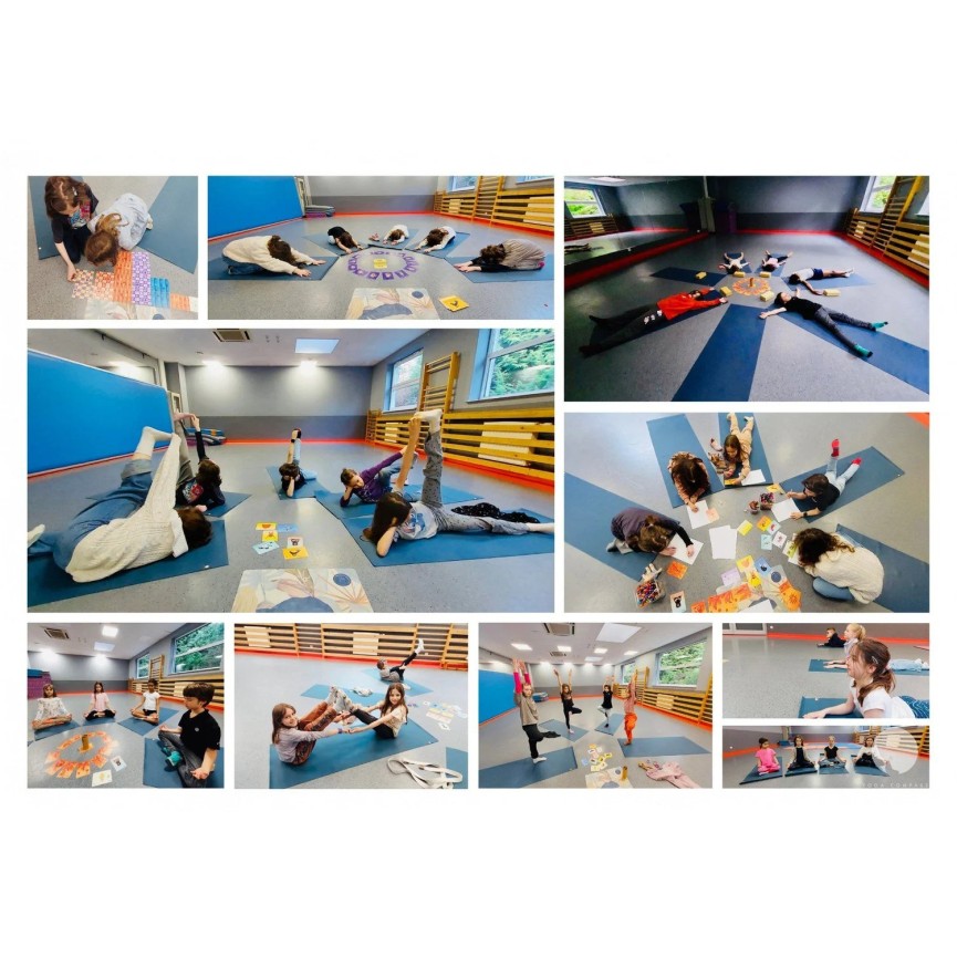 Yoga Compass — dzieci ćwiczą jogę na matach w sali