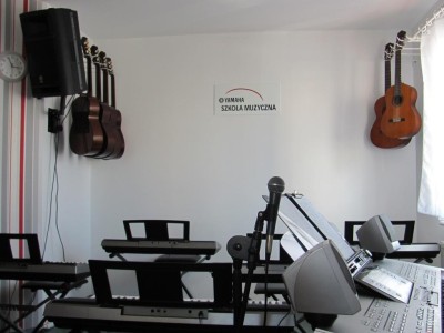 YAMAHA Szkoła Muzyczna — sala z keyboardami, gitarami i mikrofonem